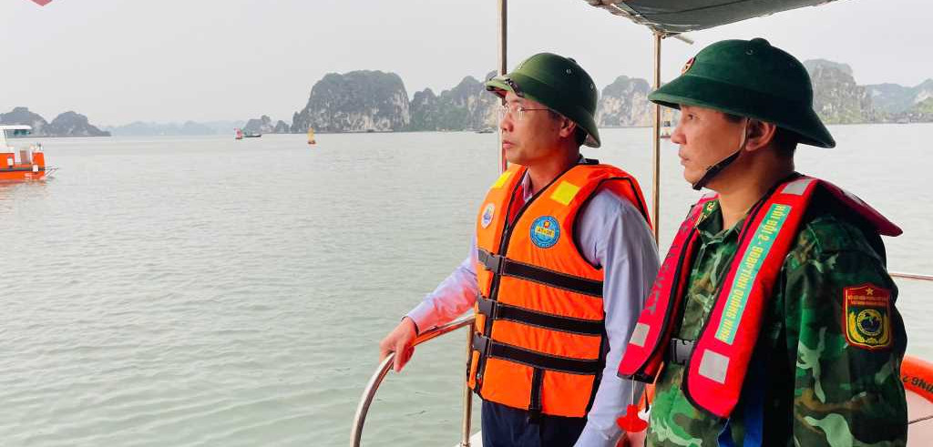 Thông tin vụ đắm tàu du lịch trên Vịnh Hạ Long: Cứu hộ khẩn cấp 48 người - Ảnh 1.
