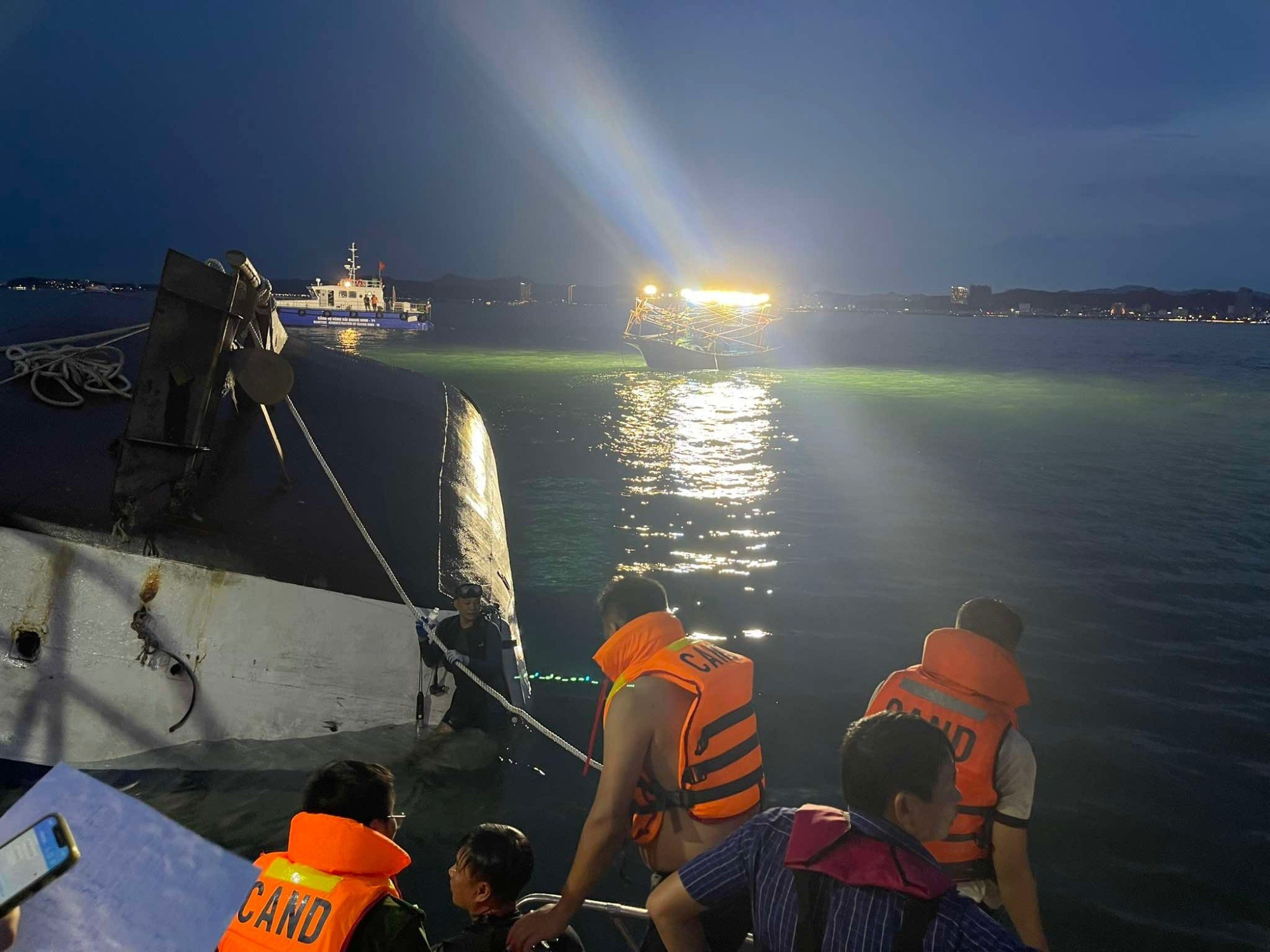 Cập nhật vụ lật tàu ở Quảng Ninh: Vớt được 34 thi thể, tiếp tục tìm nạn nhân mất tích - 8