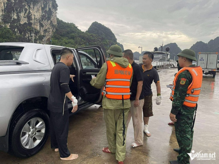 Bộ đội Biên phòng tỉnh Quảng Ninh triển khai 5 kíp tàu, xuồng 35 cán bộ, chiến sĩ do Đại tá Trần Văn Thanh, Phó chỉ huy trưởng, Tham mưu trưởng chỉ huy tìm kiếm cứu nạn tại hiện trường. Ảnh: Phạm Công