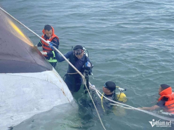 Người nhái lặn tìm nạn nhân. Ảnh: Phạm Công