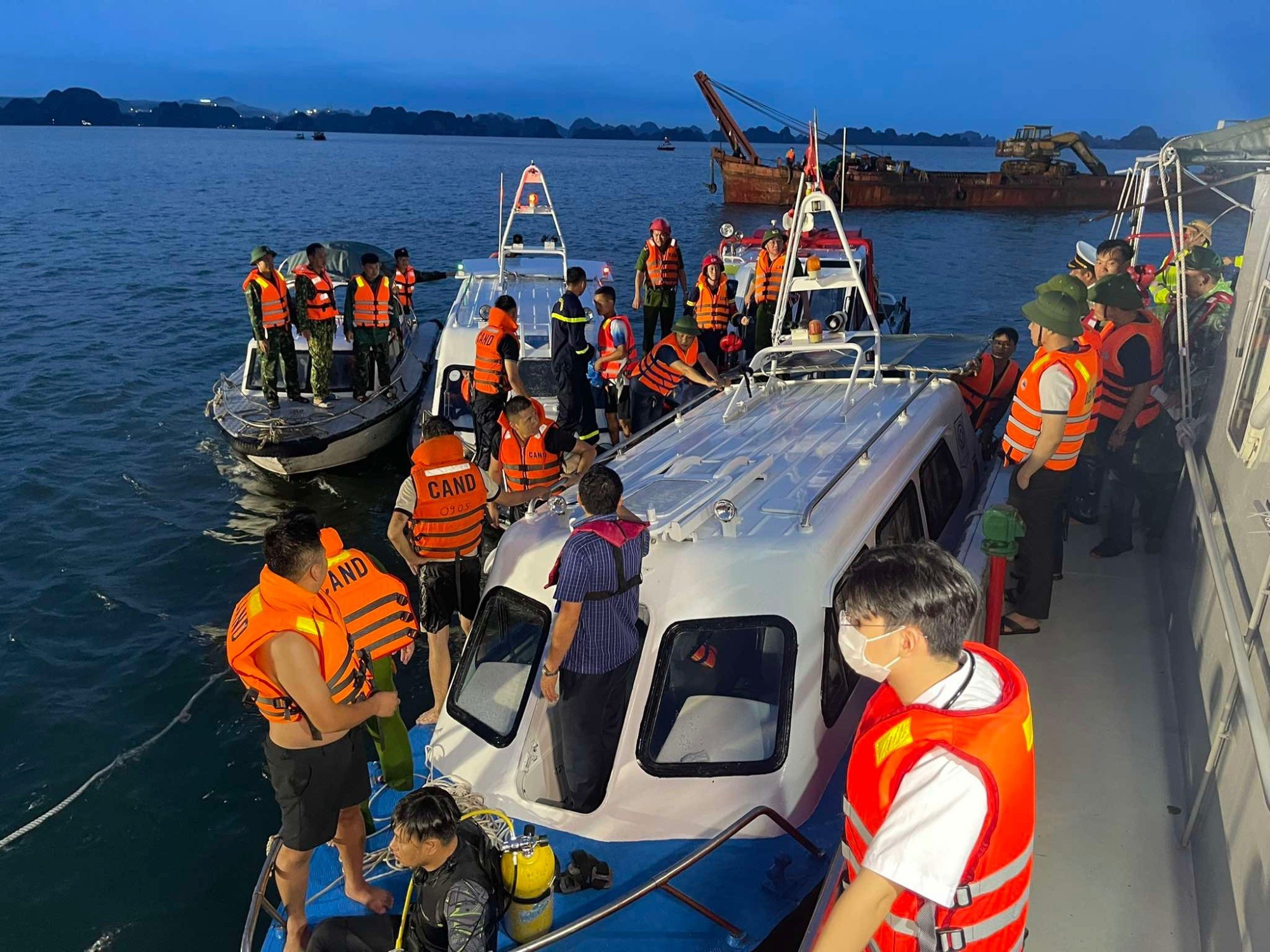 Cập nhật vụ lật tàu ở Quảng Ninh: Vớt được 34 thi thể, tiếp tục tìm nạn nhân mất tích - 7