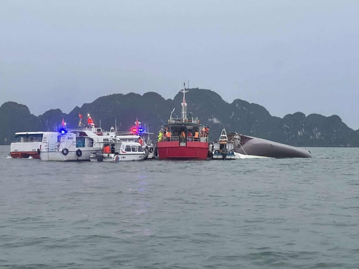 Hiện trường vụ lật tàu. Ảnh: Phạm Công