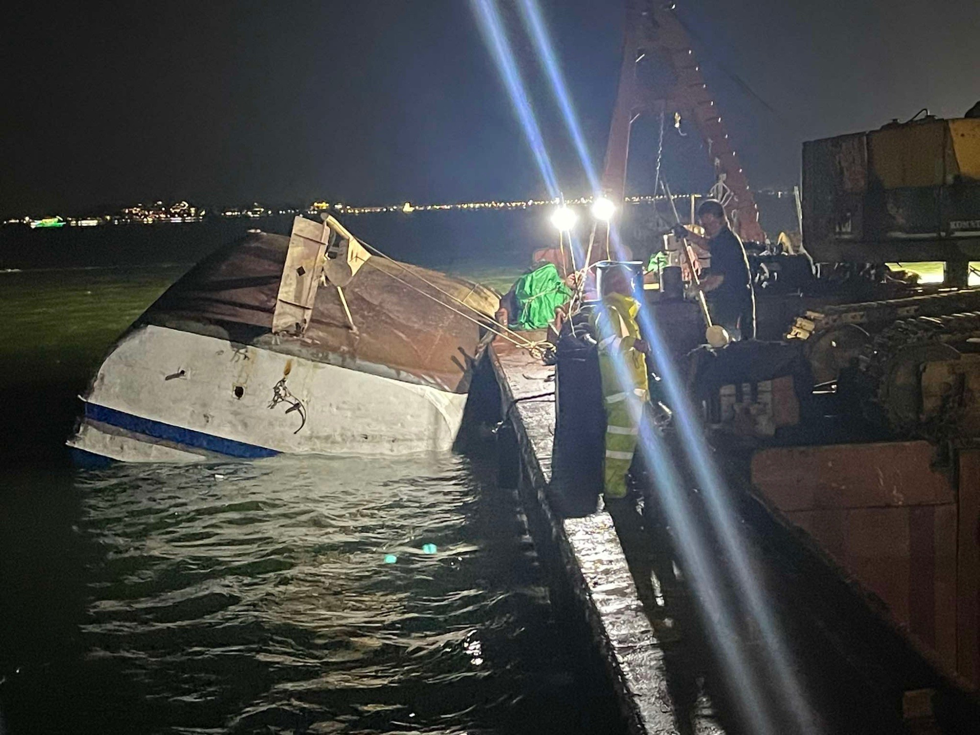 Cập nhật vụ lật tàu ở Quảng Ninh: Vớt được 34 thi thể, tiếp tục tìm nạn nhân mất tích - 4