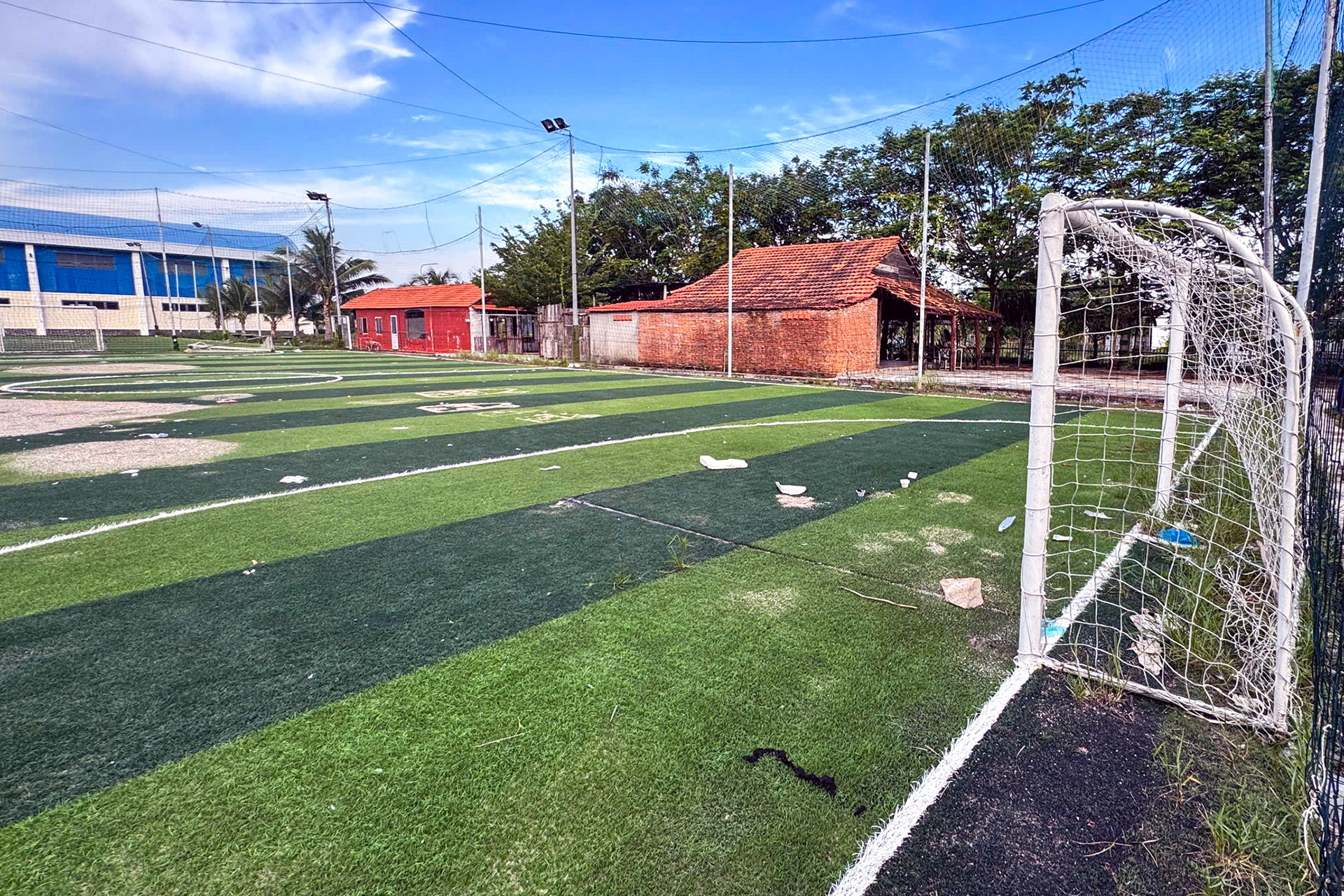 Sân bóng ở xã Tuyên Quang, tỉnh Lâm Đồng nơi bé trai 7 tuổi gặp nạn.jpg