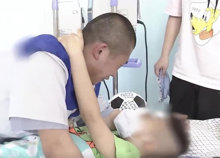Vu Hải ba được nhà tù cho phép vào bệnh viện thăm con.