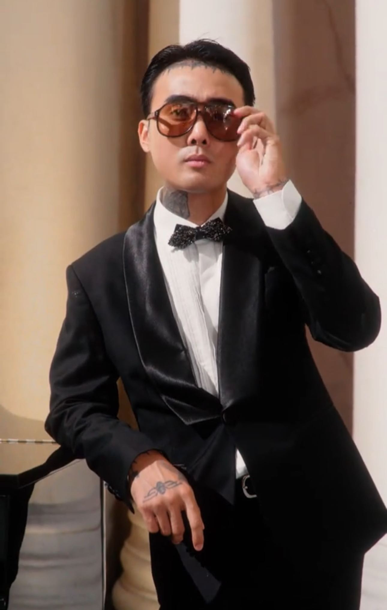 Sau thiệp cưới màu đen Đạt G  Cindy Lư tiếp tục gây tranh cãi vì quy định trong lễ cưới