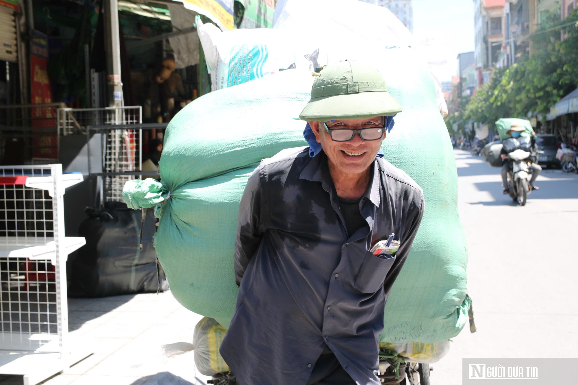 Gồng mình mưu sinh giữa