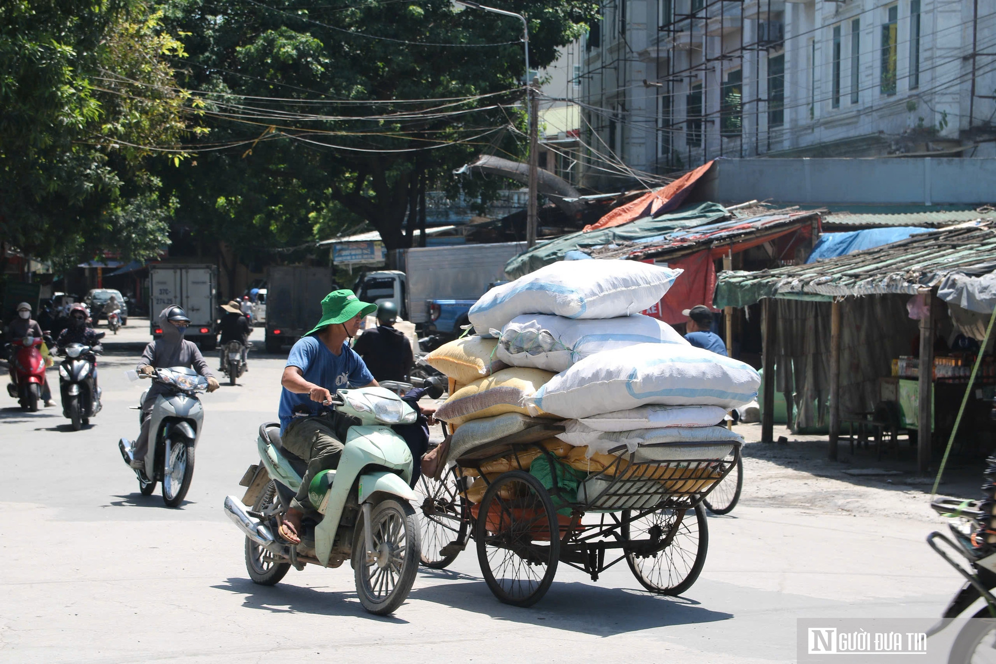 Gồng mình mưu sinh giữa