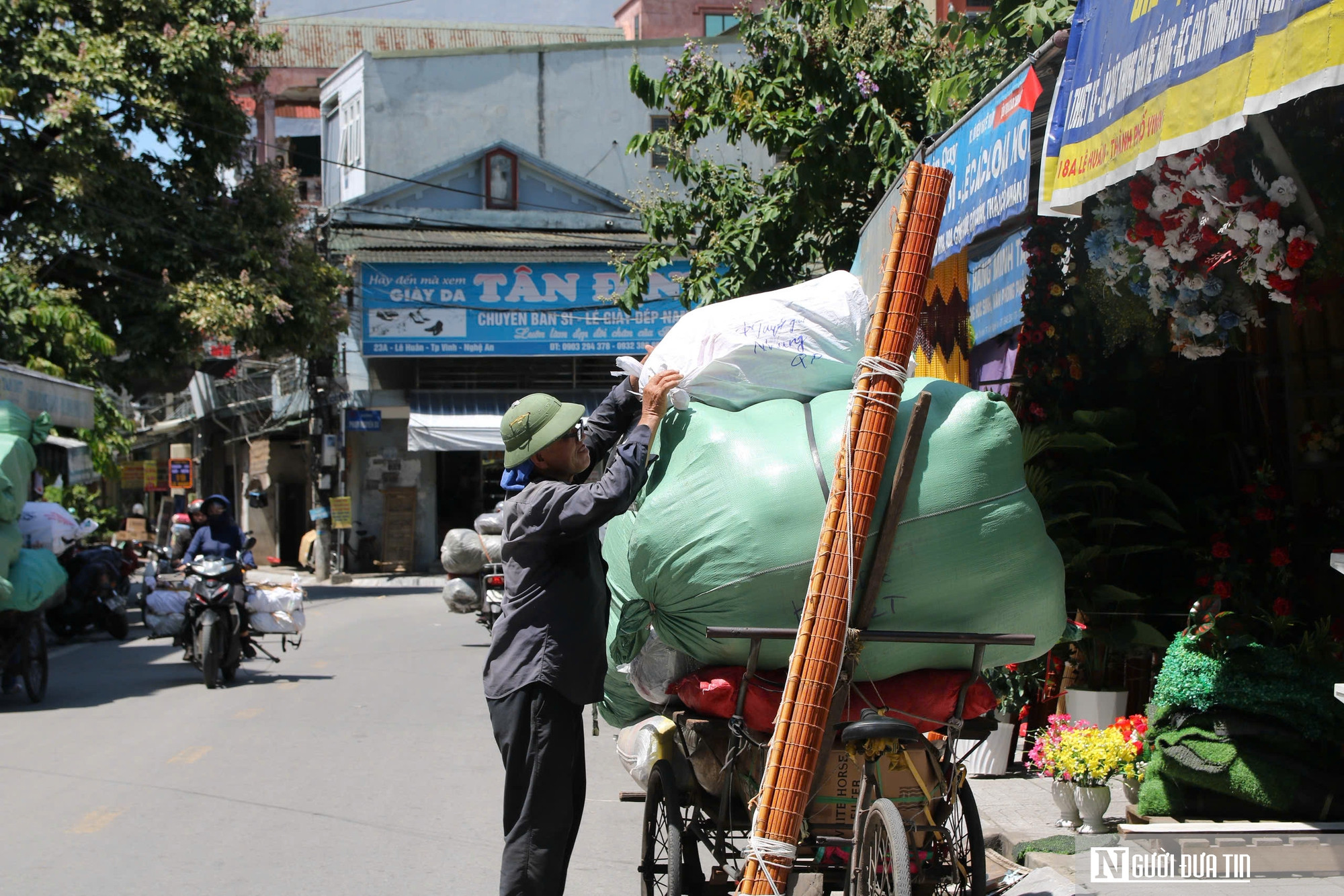Gồng mình mưu sinh giữa