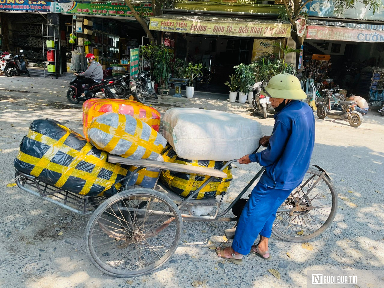 Gồng mình mưu sinh giữa