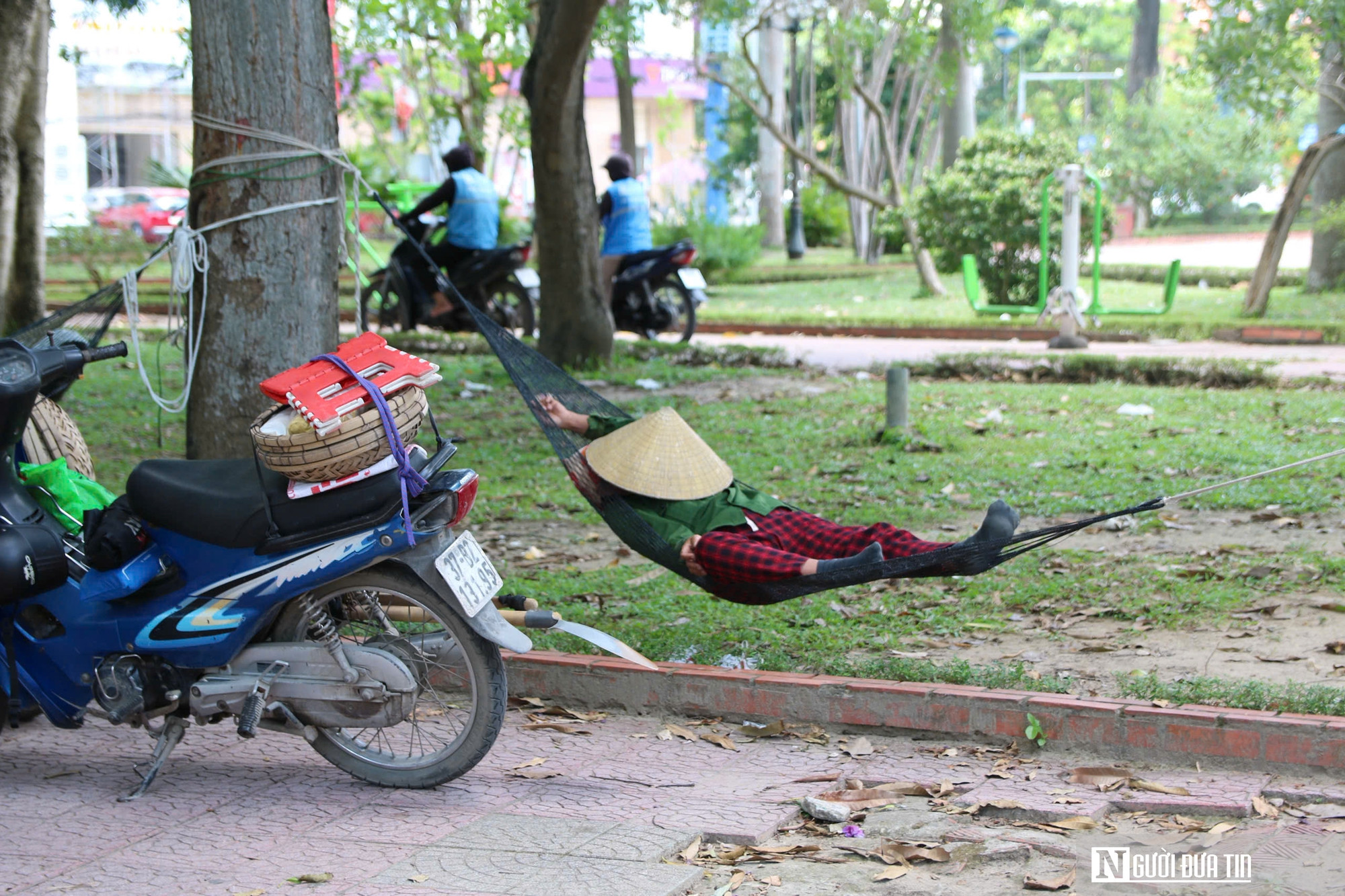 Gồng mình mưu sinh giữa