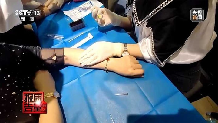 Trong lớp đào tạo thẩm mỹ y khoa bất hợp pháp, học viên thực hành tiêm cho nhau, không bác sỹ nào có mặt. (Ảnh cắt từ video của CCTV)