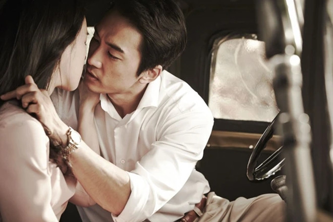 Một phút yếu lòng muốn đổi gió với tình cũ khi cánh cửa bật mở tôi chết lặng không dám hé nửa lời