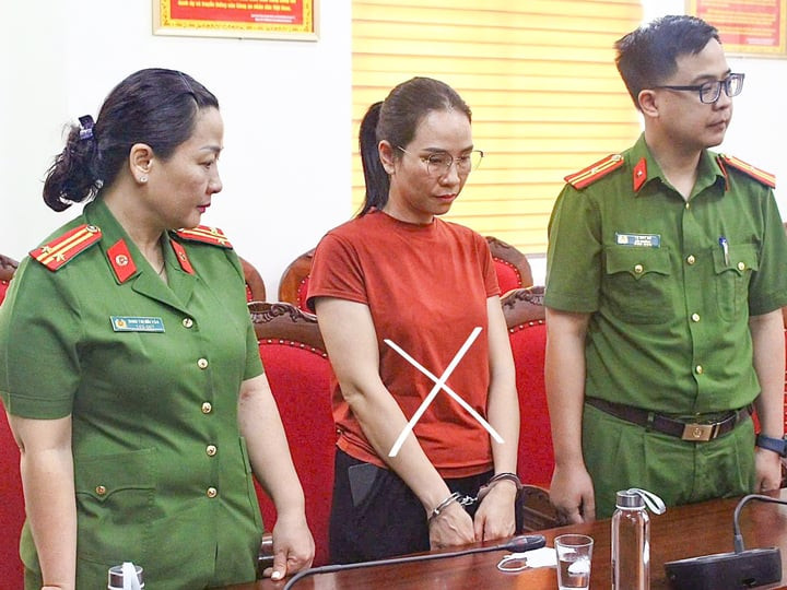 Vũ Thị Thúy (áo đỏ) - nguyên Kế toán trưởng Trung tâm Y tế khu vực Sốp Cộp. (Ảnh: Công an tỉnh Sơn La)