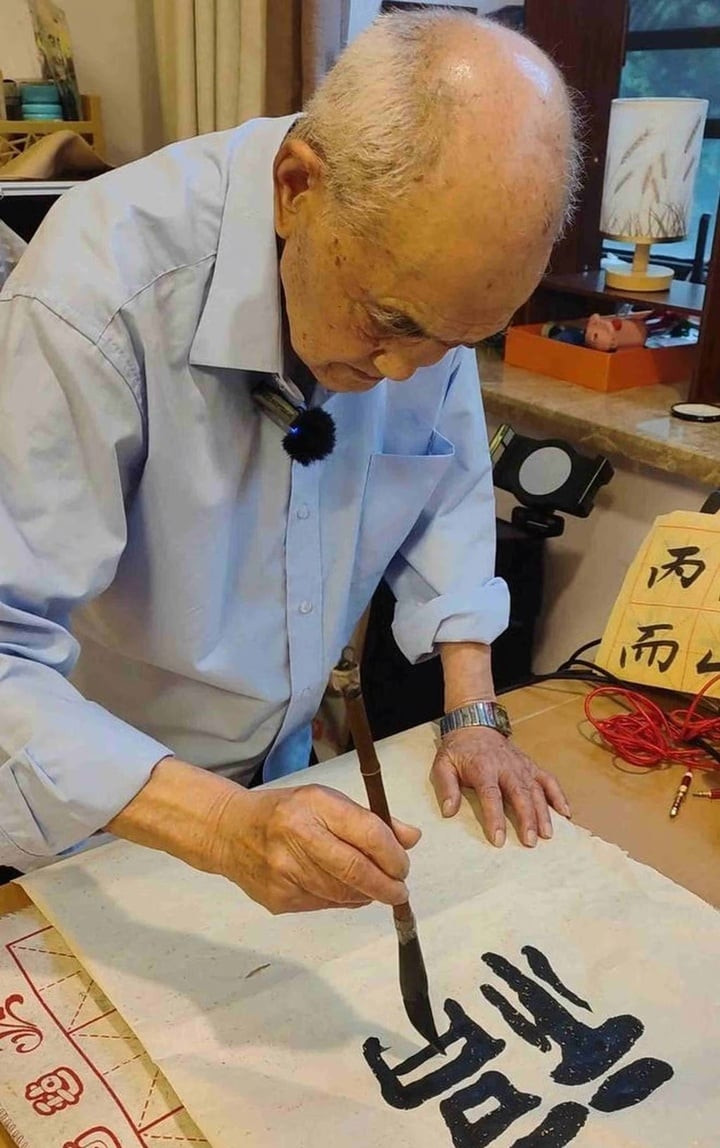 Ông Jiang luôn giữ cho tâm trí mình tỉnh táo bằng nhiều cách, trong đó có thư pháp. (Ảnh: 163)