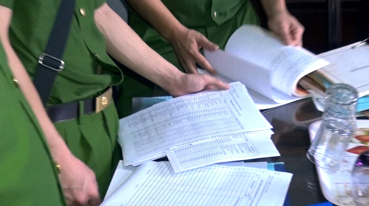 a4Cận cảnh khám xét.jpg