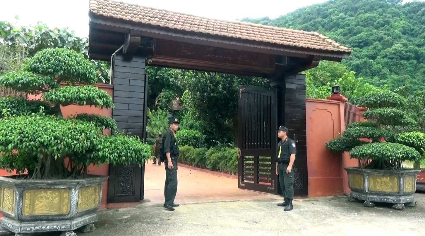 a2Cận cảnh khám xét.jpg