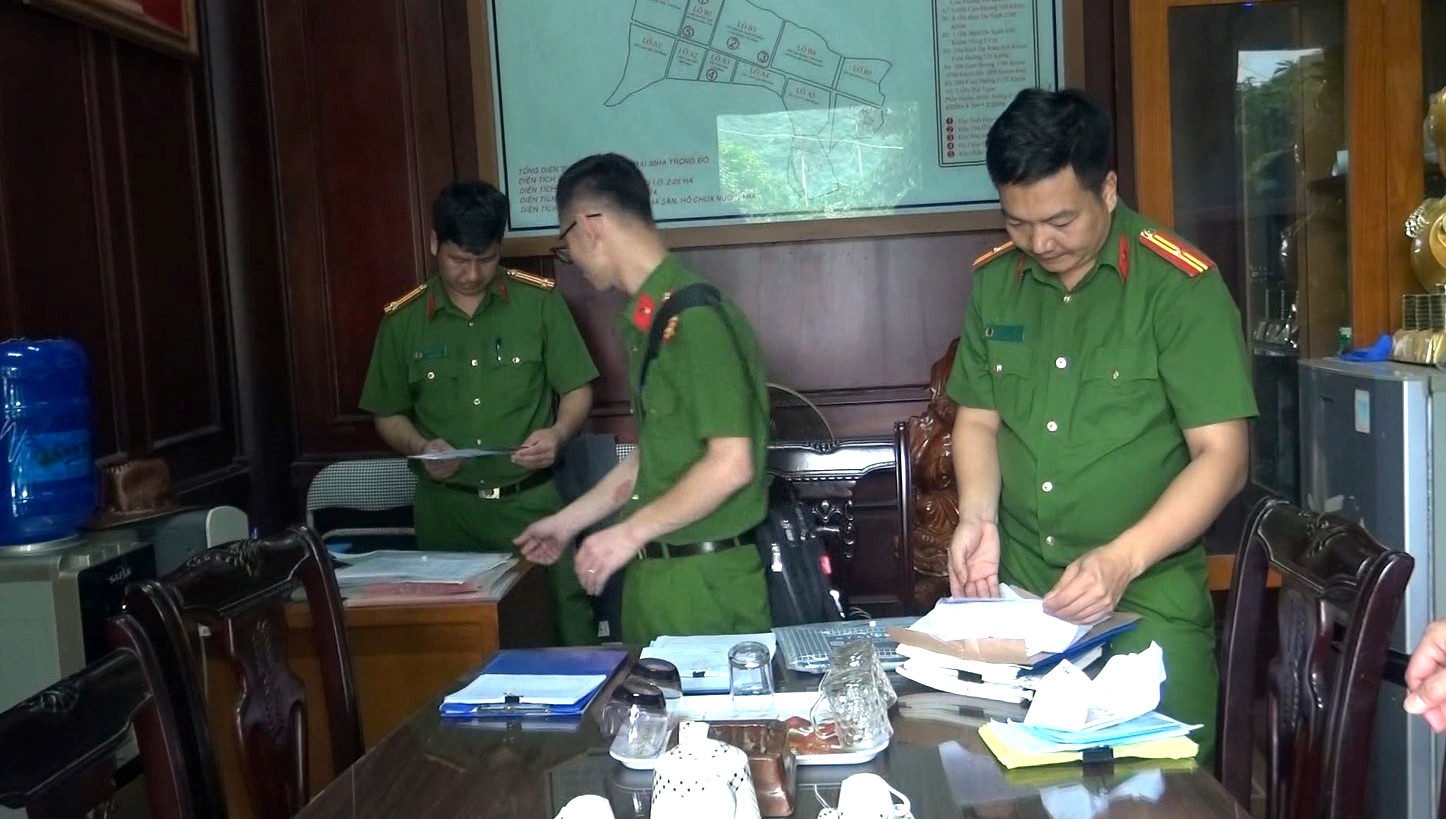 a3Cận cảnh khám xét.jpg