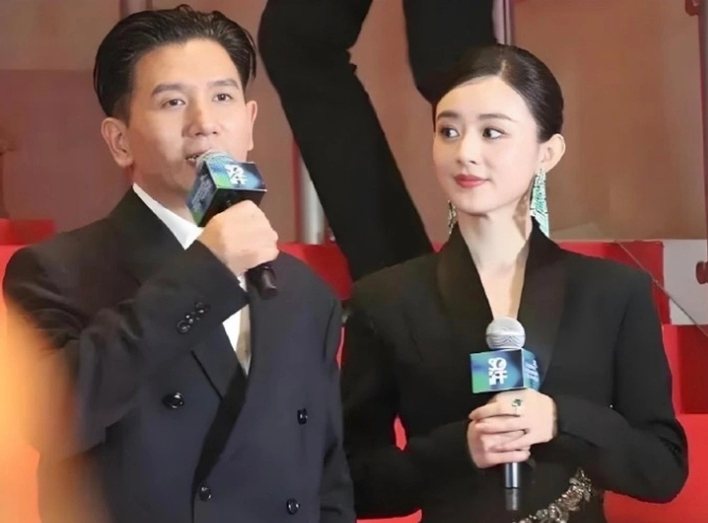 Triệu Lệ Dĩnh và đạo diễn Triệu Đức Dận. (Ảnh: Sohu).