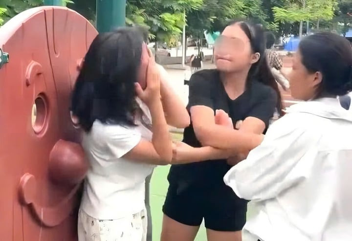 Hình ảnh cô gái áo trắng bị hành hung tại công viên ở Bắc Ninh.(Ảnh cắt từ clip).