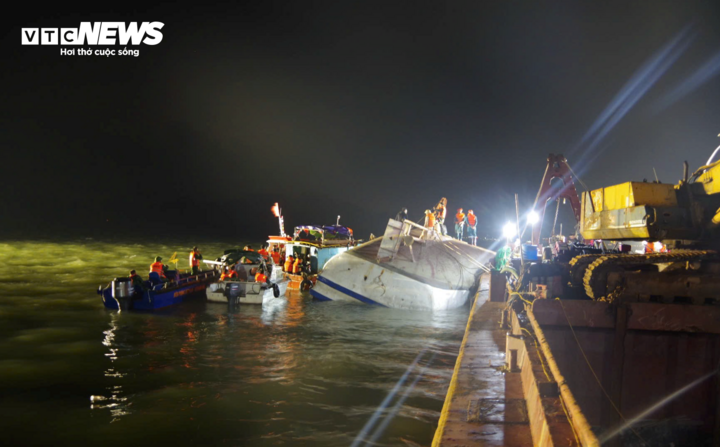 Tàu Vịnh Xanh 58 lật úp trên vịnh Hạ Long khiến 35 người thiệt mạng.