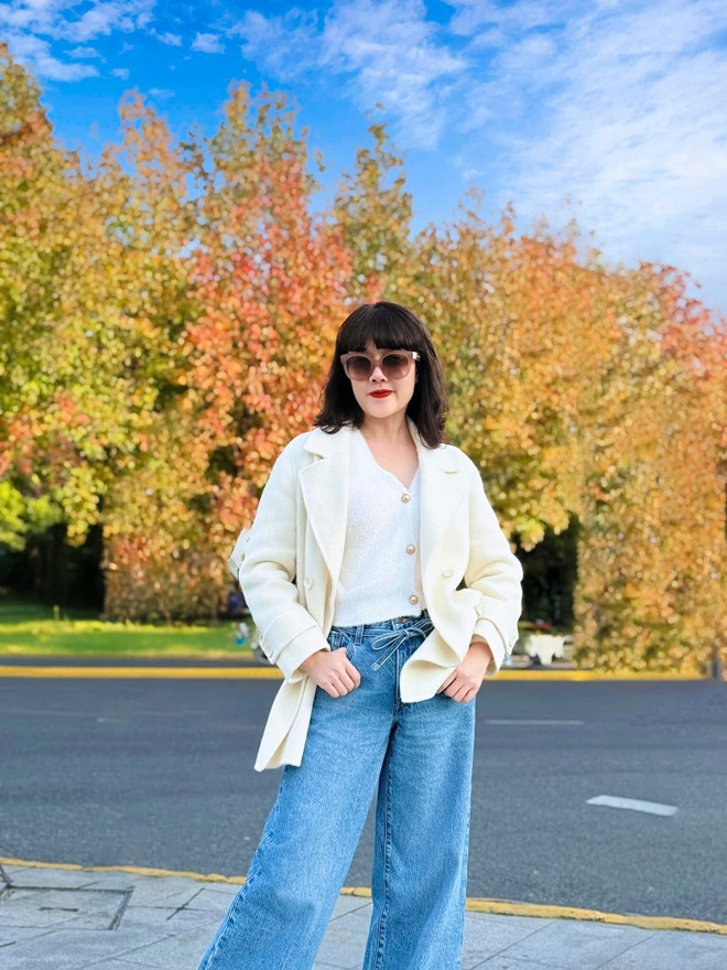 Nghệ sĩ Vân Dung 49 tuổi vẫn thích mặc trang phục màu mè