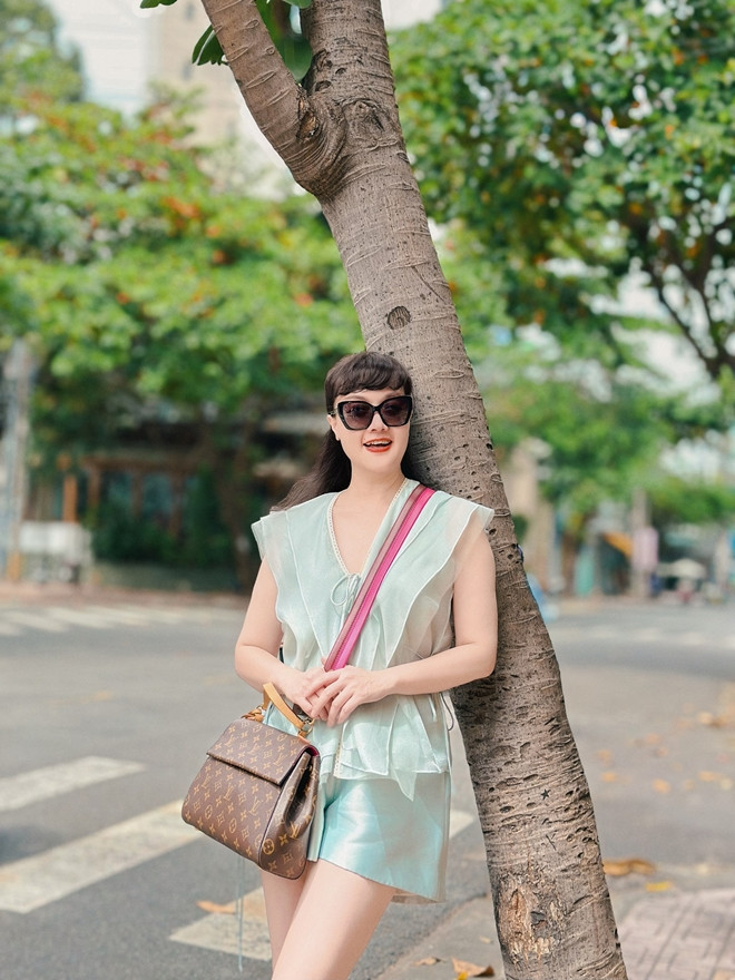 Nghệ sĩ Vân Dung 49 tuổi vẫn thích mặc trang phục màu mè