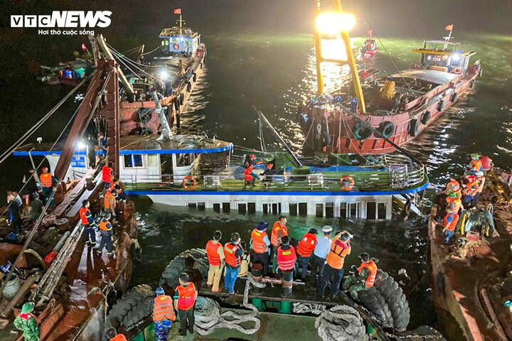 Tàu Vịnh Xanh 58 được lai dắt về bờ.