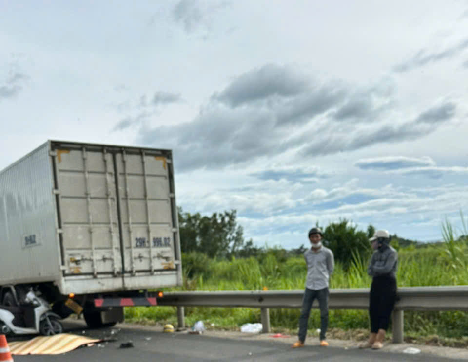 Va chạm giữa xe ô tô và mô tô trên quốc lộ 1A, 3 bà cháu thiệt mạng- Ảnh 1.