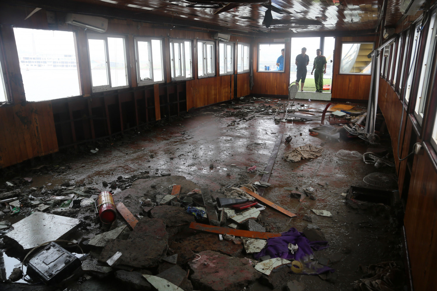 Hình ảnh bên trong tàu du lịch Vịnh Xanh sau tai nạn 36 người chết - 5