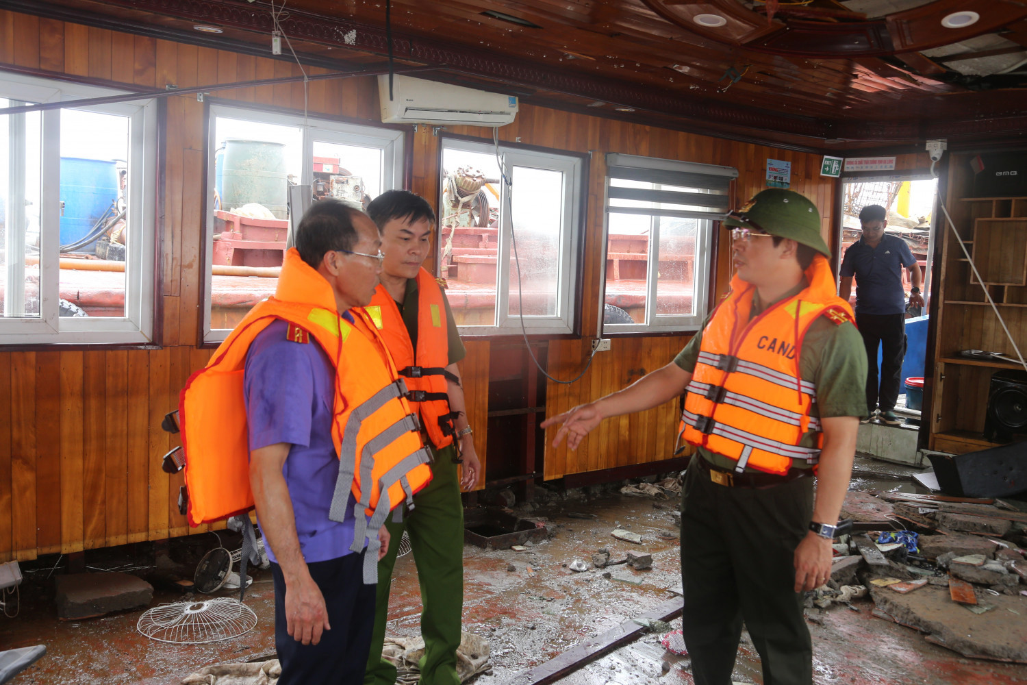 Hình ảnh bên trong tàu du lịch Vịnh Xanh sau tai nạn 36 người chết - 4