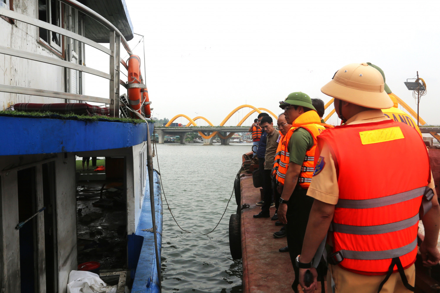 Hình ảnh bên trong tàu du lịch Vịnh Xanh sau tai nạn 36 người chết - 3