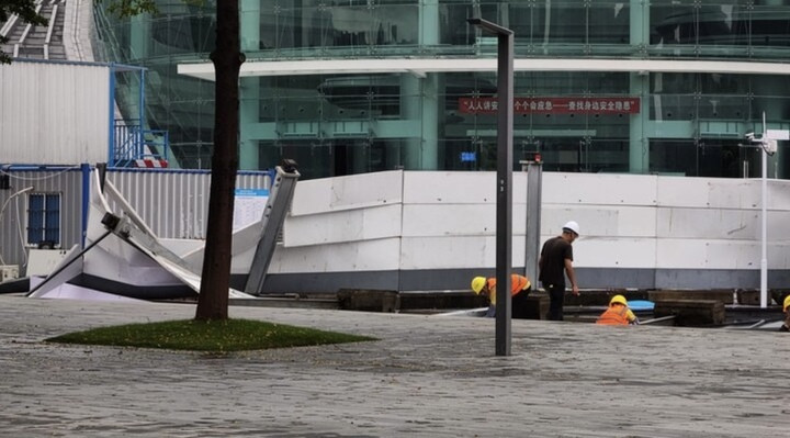 Cầu Hồng Kông-Chu Hải-Macao tạm thời đóng cửa do ảnh hưởng của bão. Theo thông tin từ ban quản lý cầu, việc thông quan hàng hóa xuất cảnh tại cảng Chu Hải tạm dừng. (Ảnh: Twiter)