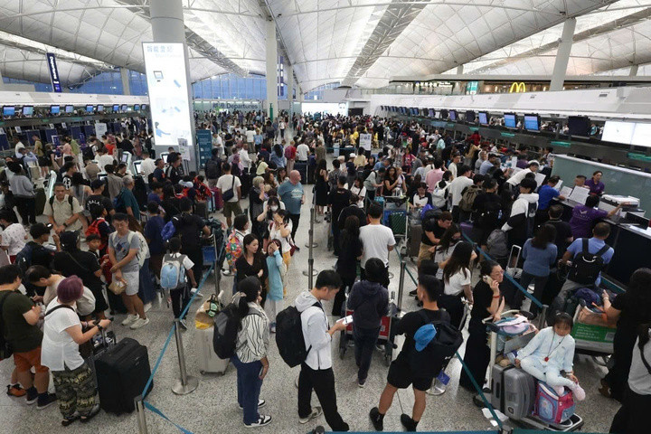 Cục Quản lý Sân bay Hong Kong, ông Chris Au Young cho biết 500 chuyến bay bị hủy và khoảng 100.000 hành khách bị ảnh hưởng do bão Wipha đổ bộ. (Ảnh: SCMP)