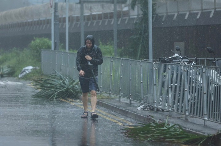 Mưa lớn đang trút xuống thành phố Yangjiang, Zhanjiang và Maoming ở tỉnh Quảng Đông phía nam Trung Quốc sau khi hệ thống bão Wipha đổ bộ vào hôm 20/7. Trong đó, khu vực phía bắc Hong Kong là nơi hứng chịu lượng mưa lớn nhất.