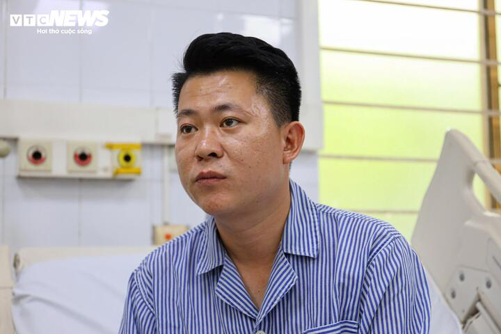 Anh Đặng Anh Tuấn - một trong những nạn nhân may mắn thoát nạn, nằm điều trị tại Bệnh viện Đa khoa tỉnh Quảng Ninh.