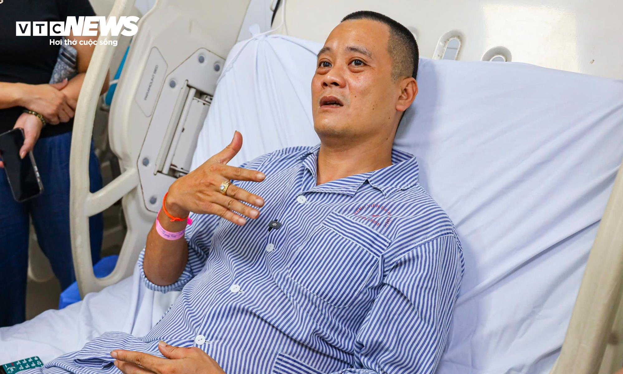 Anh Nguyễn Hồng Quân kể về thời điểm tàu du lịch bị lật. (Ảnh: Minh Đức)