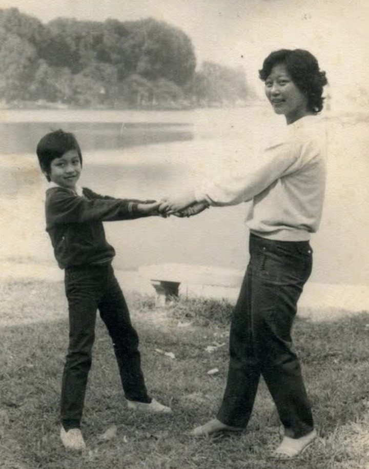 Tuấn Hưng bên mẹ lúc nhỏ.