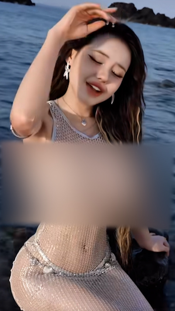 Ngân 98 gây tranh cãi khi mặc đồ xuyên thấu suýt lộ vòng 1 uốn éo tạo dáng trước biển