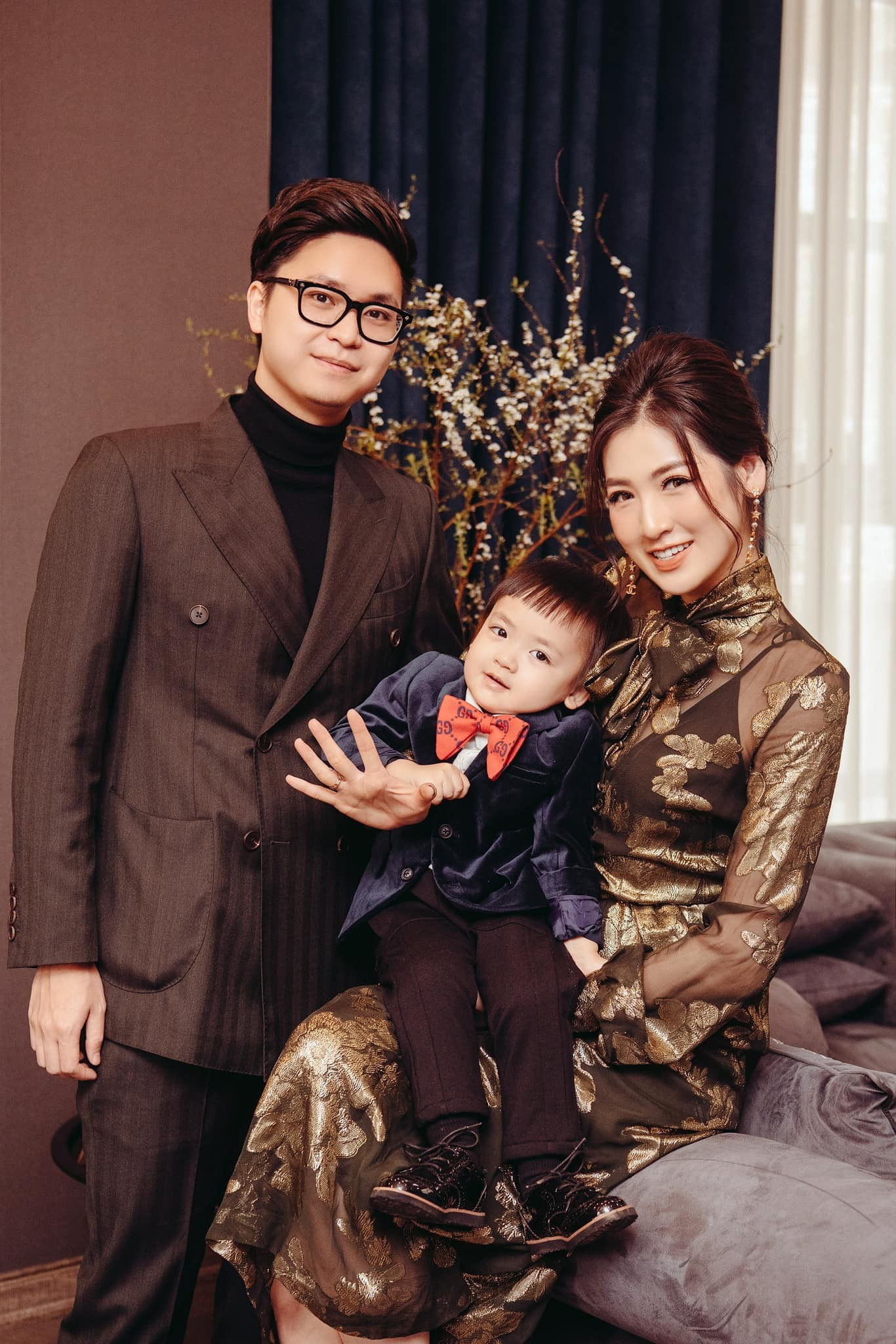 Á hậu Tú Anh kỷ niệm 7 năm ngày cưới ông xã bất ngờ đòi trả hàng