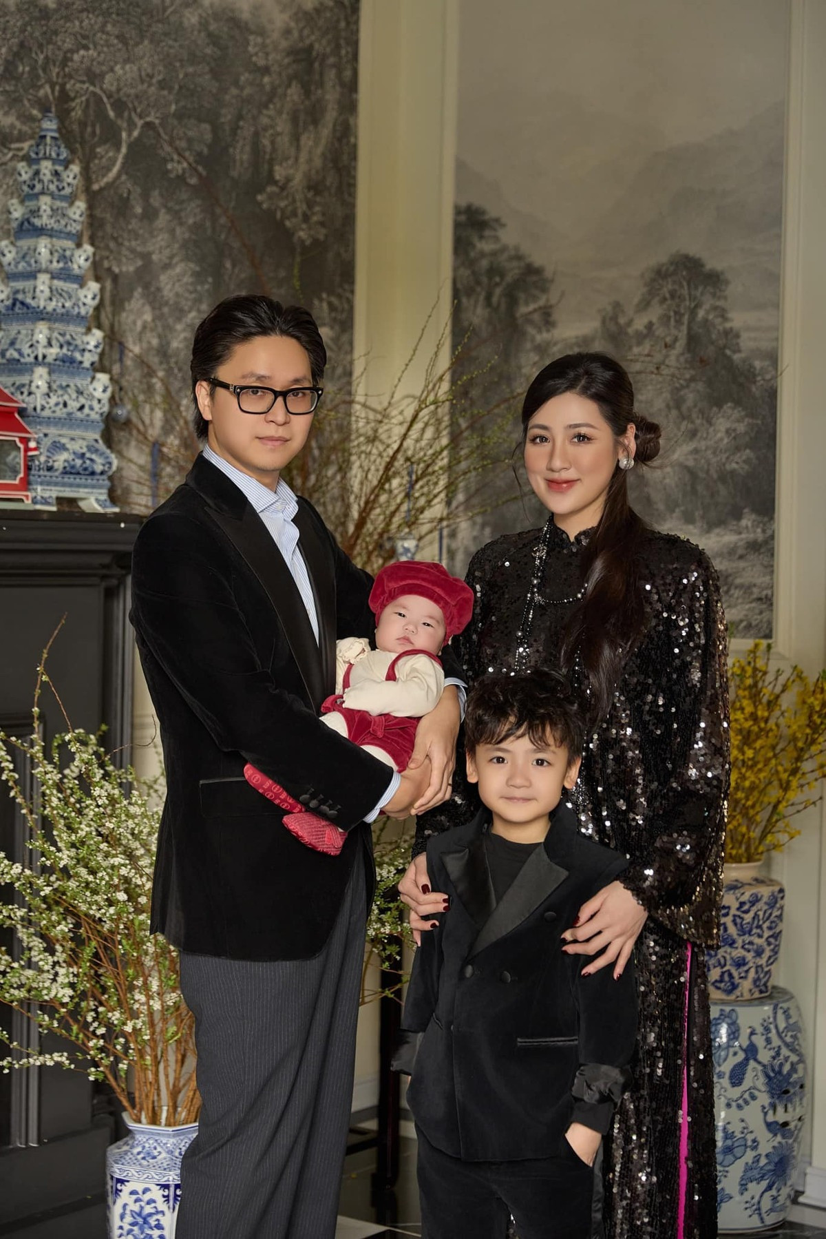 Á hậu Tú Anh kỷ niệm 7 năm ngày cưới ông xã bất ngờ đòi trả hàng