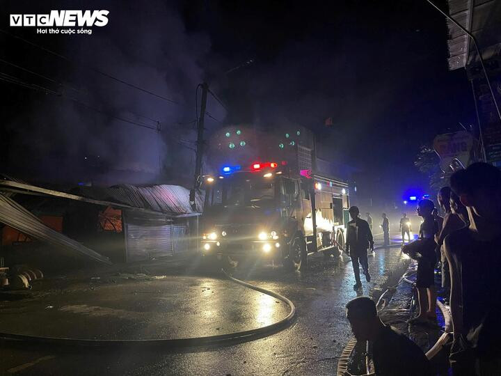 Đến 4h45 ngày 22/7, đám cháy được khống chế.