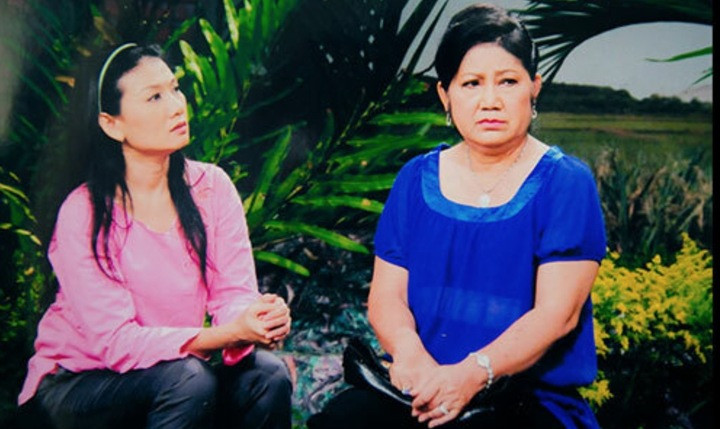 Diễm Trinh (áo xanh) là gương mặt quen thuộc trên sân khấu hay các bộ phim truyền hình.