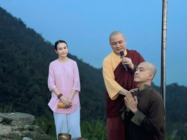 Tuấn Hưng xuống tóc để cầu sức khoẻ cho mẹ.