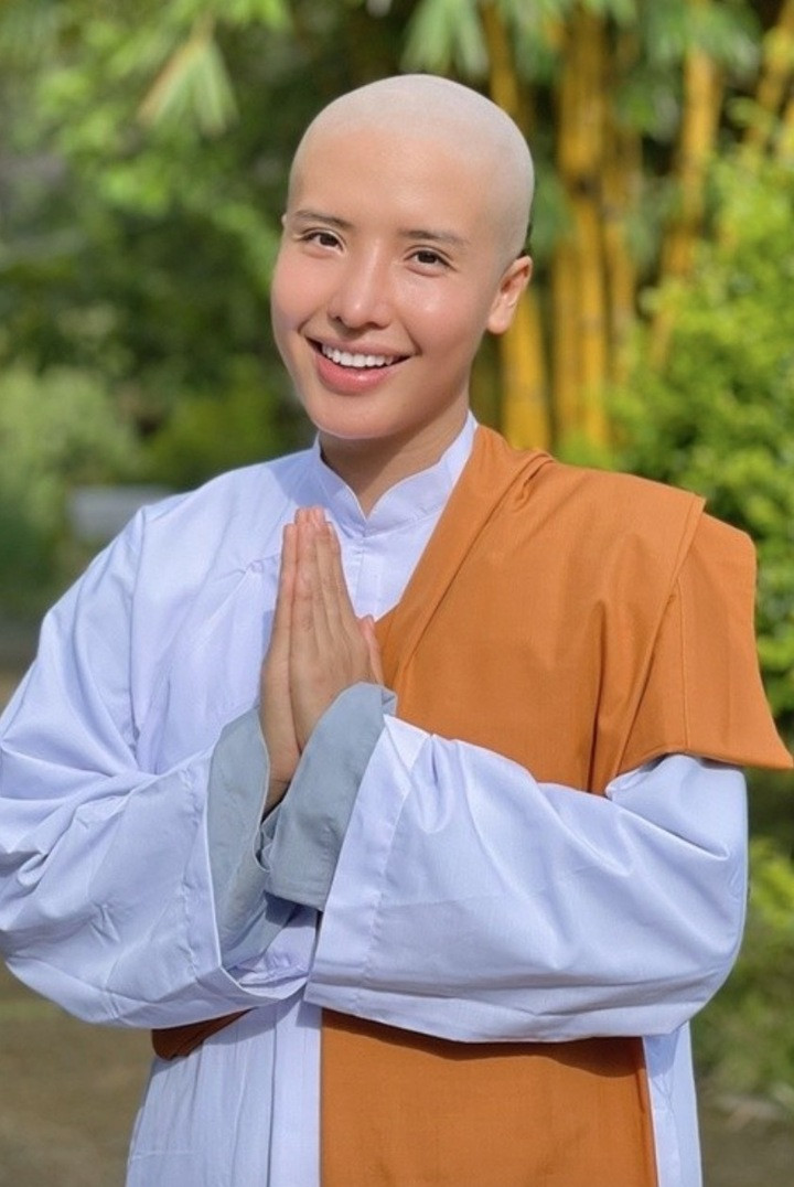 Á hậu Khánh Phương xuống tóc để trút bỏ muộn phiền.