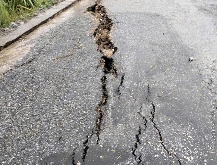 Vết nứt dài xuất hiện trên quốc lộ 16 đoạn qua xã Tri Lễ (Nghệ An). (Ảnh: CTV)