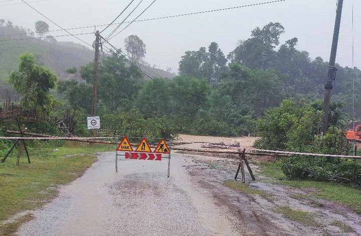 Cầu tràn Xộp Cốc (xã Yên Hoà, Nghệ An) ngập sâu 1 mét do mưa lớn. (Ảnh: CTV)
