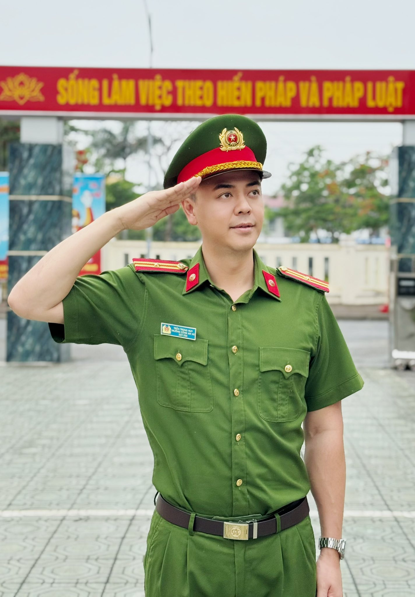 Nam diễn viên công an xã trong phim nối sóng 'Dịu dùng màu nắng', tuổi U50 cuộc sống viên mãn, sự nghiệp thăng hoa - Ảnh 10.