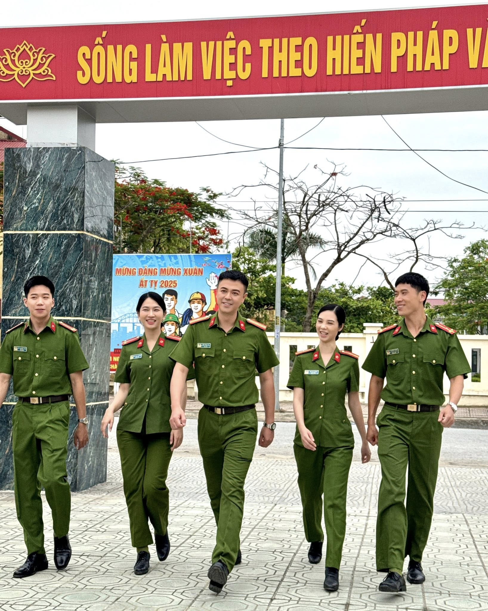 Nam diễn viên công an xã trong phim nối sóng 'Dịu dùng màu nắng', tuổi U50 cuộc sống viên mãn, sự nghiệp thăng hoa - Ảnh 9.
