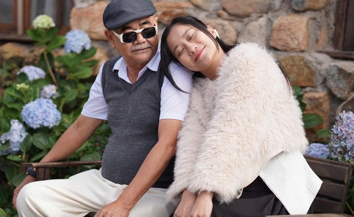 Thời gian rảnh rỗi, NSND Việt Anh chở bạn gái đi dạo phố bằng xe máy. Cả hai cũng đi du lịch, hâm nóng tình cảm. Nam nghệ sĩ từng viết trên trang cá nhân: